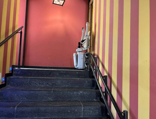 Tramo de escaleras con asiento salvaescaleras.