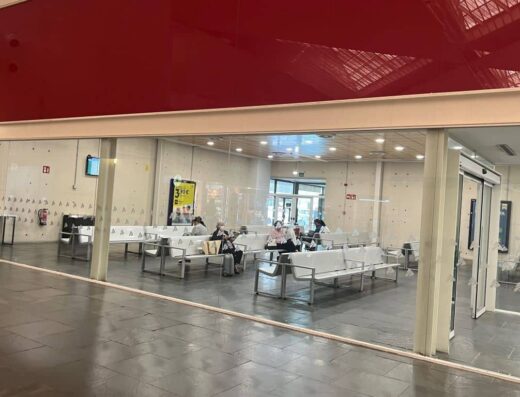 Sala de espera con bancos de descanso.
