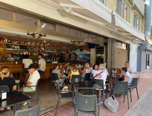 Terraza del restaurante repleta de gente.