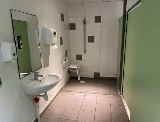 Interior de aseo con ducha a cota cero.