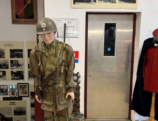 Varias figuras de militares a tamaño real, Al fondo el ascensor.