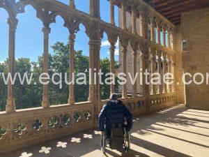 Persona usuaria de silla de ruedas dentro de edificio histórico