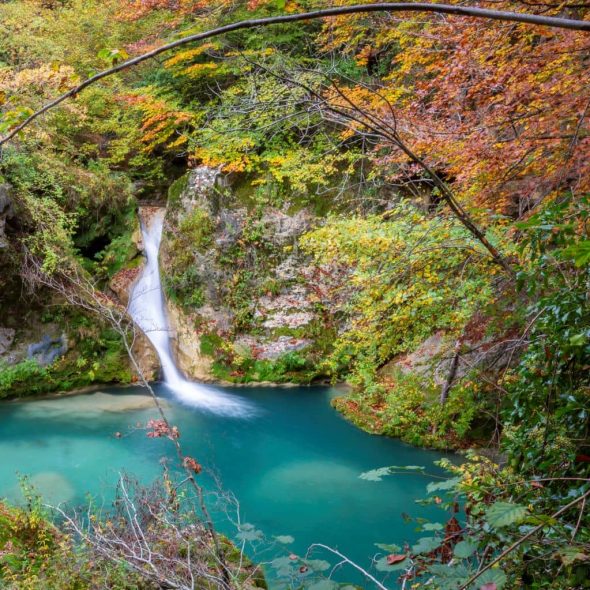 Nacimiento de un río, cascada.