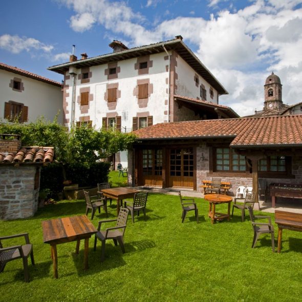 Terraza exterior con jardín.
