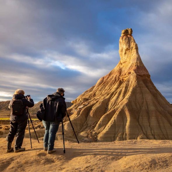2 fotógrafos junto a una formación geológica típica de las Bardenas, montículo erosionado.