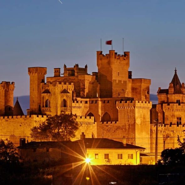 Vista nocturna del castillo.