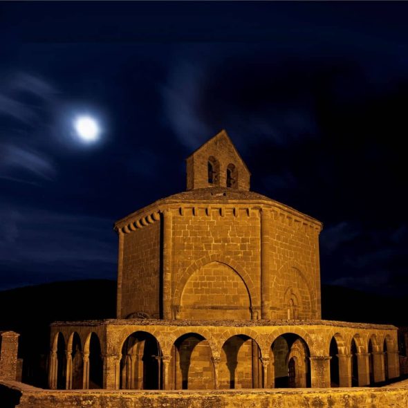 Imagen nocturna de la iglesia de planta poligonal.