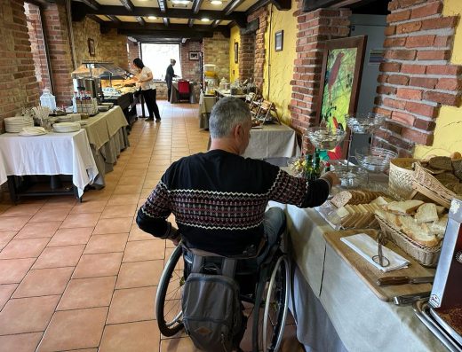usuario de silla de ruedas junto al buffet.