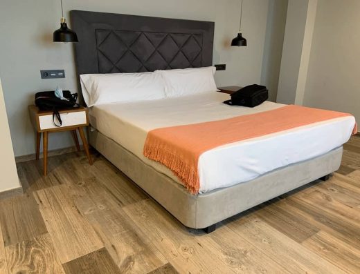 Habitación con cama de matrimonio.