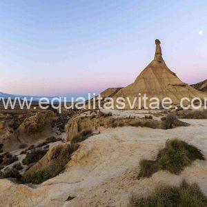 Desiertos con apenas vegetación y formas geológicas por erosión
