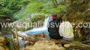 Una pareja disfrutando de una cascada.