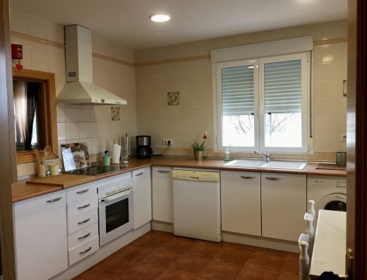 Interior de la cocina, muy espaciosa.