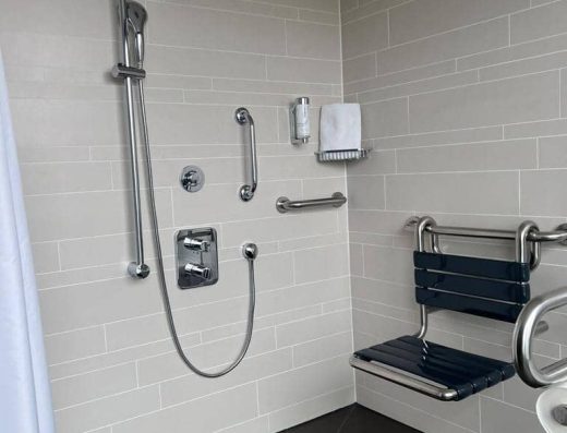 Ducha a cota cero con asiento de ducha.