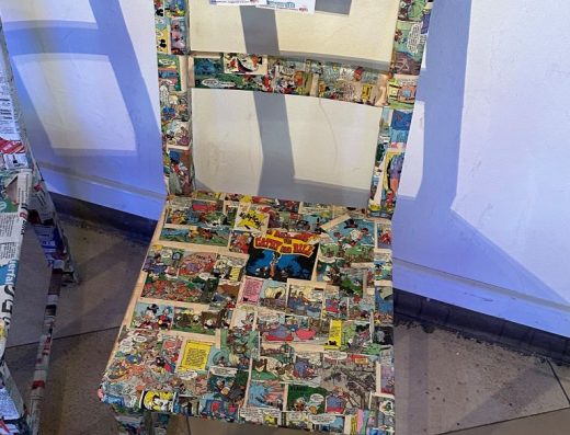 Silla forrada con papel de comic.