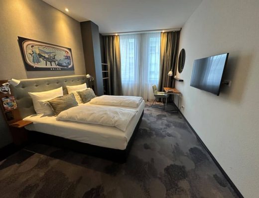 Amplia habitación con cama de matrimonio.
