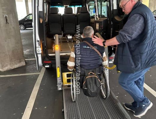 Usuario de silla de ruedas accediendo a la furgoneta por plataforma trasera.