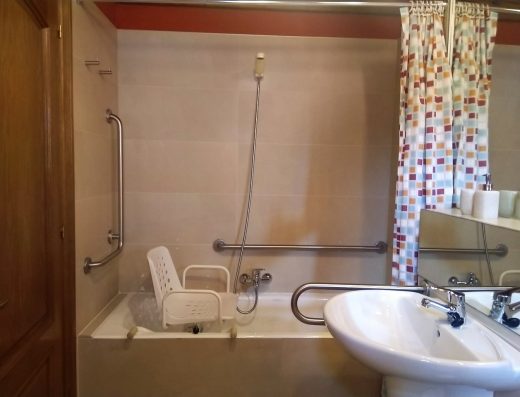 Bañera con silla giratoria.