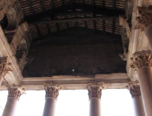 Imagen de la parte superior del pórtico vista desde abajo.
