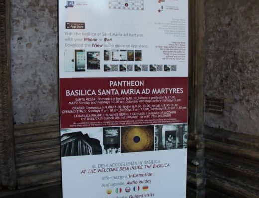 Imagen de un panel con plano del edificio. Información de horarios y app.