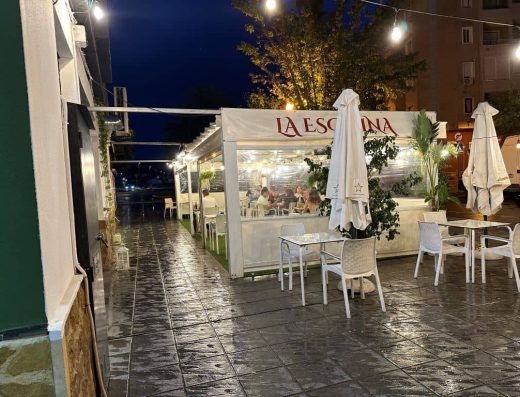 Imagen de terraza exterior cubierta.
