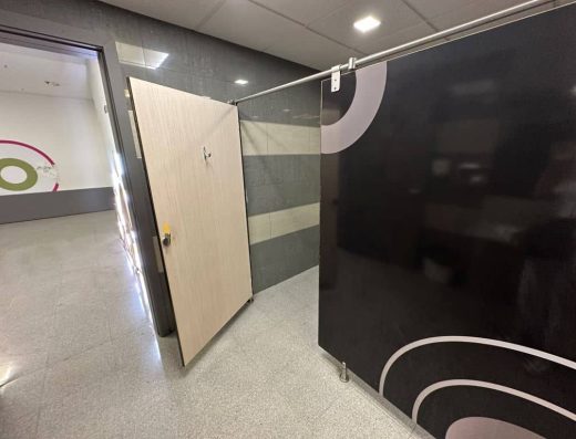 Imagen de acceso a una cabina de aseo adaptada.
