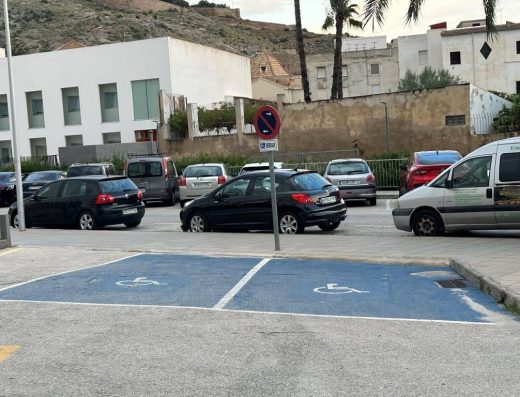 Imagen de dos plazas reservadas para personas con movilidad reducida.