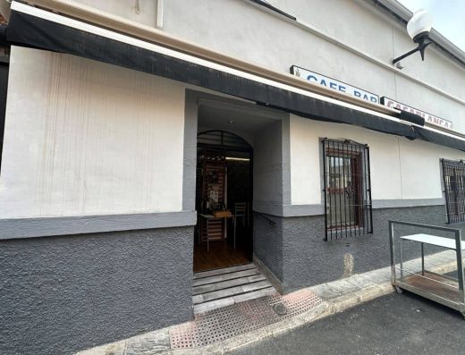 Imagen de la puerta de acceso al local.
