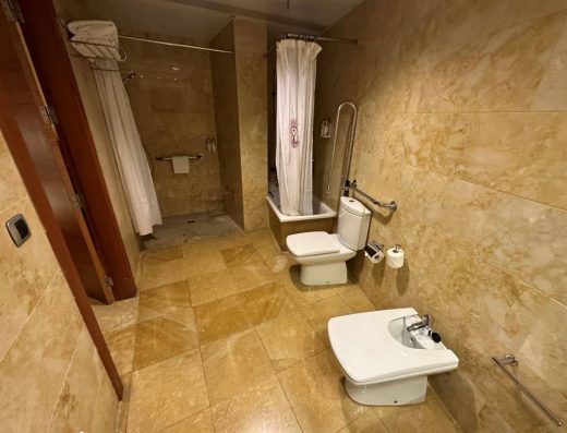 Imagen del interior del baño de la habitación.