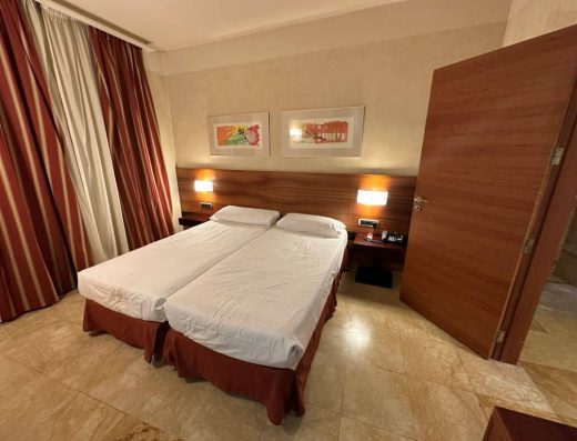 Imagen del interior de la habitación con dos camas individuales juntas.