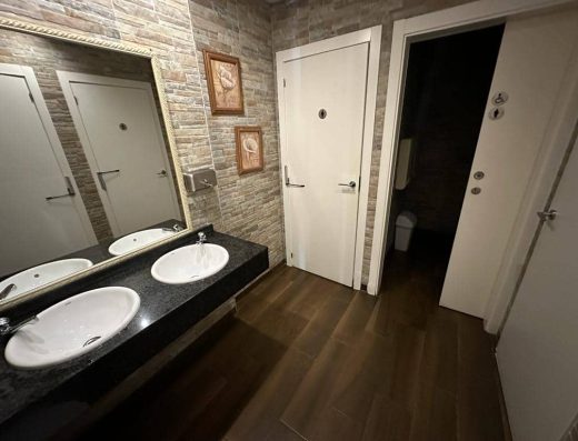 Imagen del interior del baño. zona lavabos exteriores de la cabina.