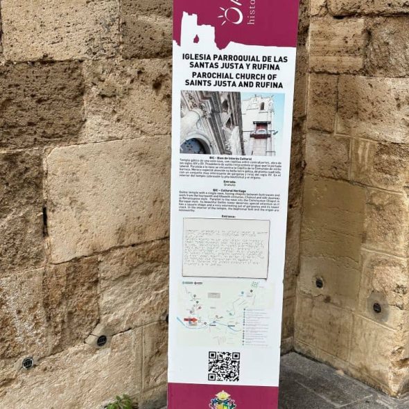 Imagen de panel explicativo de la iglesia en el exterior.