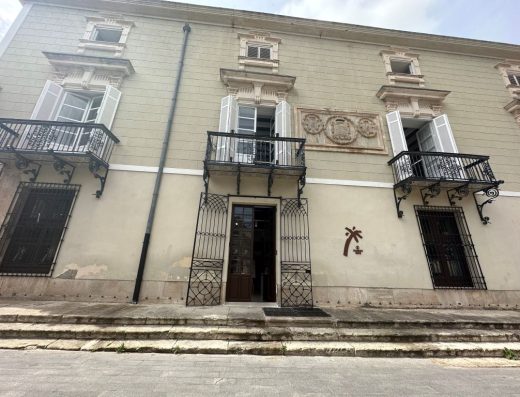 Imagen de la entrada principal a través de escaleras.