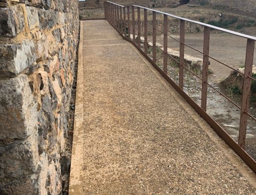 Imagen de rampa para acceder a la zona fortificada.