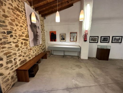 Imagen interior de la sala con imágenes en sus paredes.