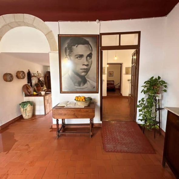 Imagen de una de las estancias de la casa, sala de estar con una foto del poeta de adolescente.