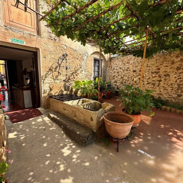 Imagen de patio interior con maceteros.