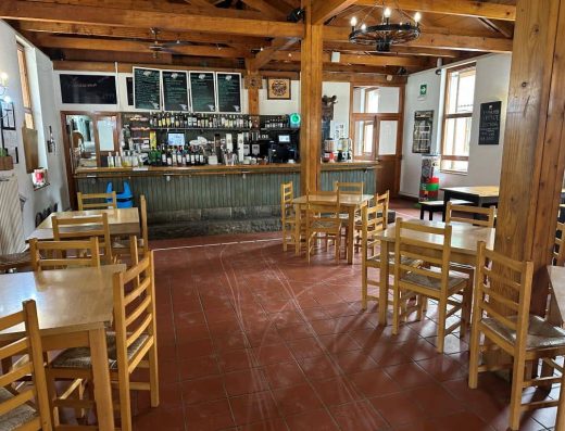 Imagen del interior del bar restaurante, decorado en madera.