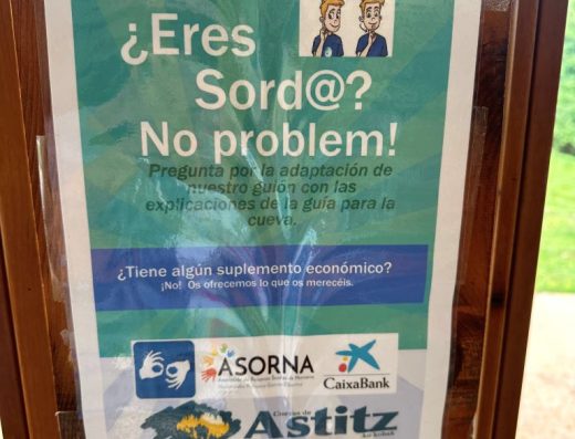 Imagen de cartel que informa a personas sordas de la existencia de material accesible para conocer la cueva.