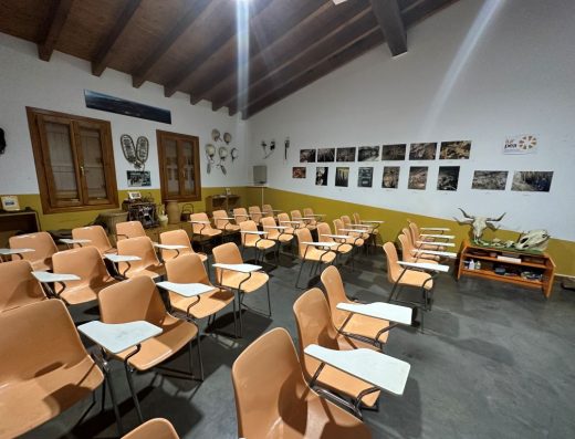 Imagen del interior de la sala con sillas móviles.