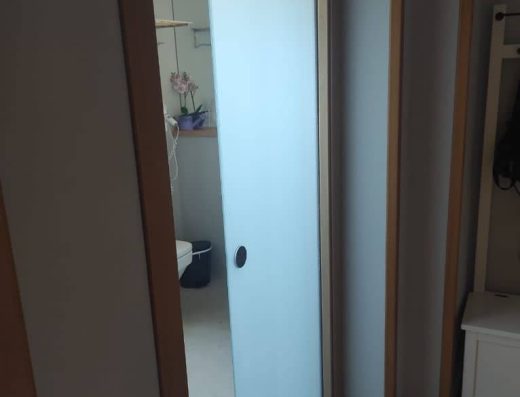 Imagen de puerta de acceso al baño.