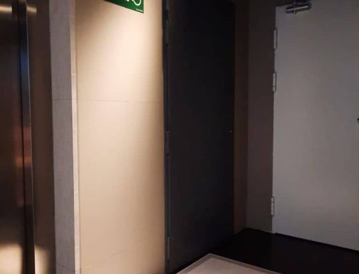 Imagen de zona de refugio reservada para PMR junto al ascensor.