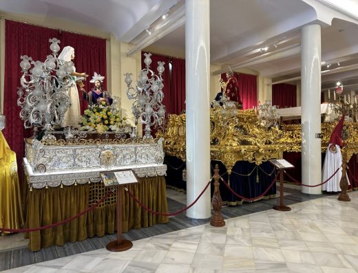 Imagen de sala con pasos de semana santa.