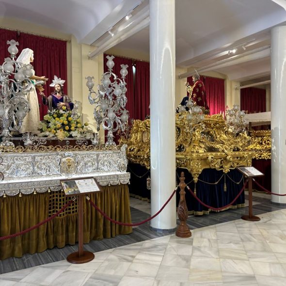 Imagen de sala con pasos de semana santa.