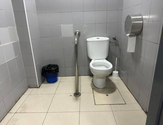 Imagen del interior de cabina de aseo.
