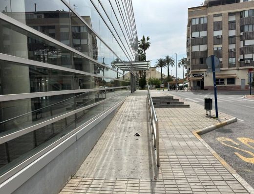 Imagen de acceso a la estación a través de rampa.