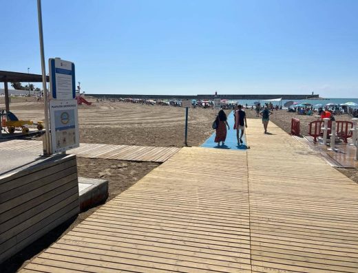 Imagen de pasarela de madera.