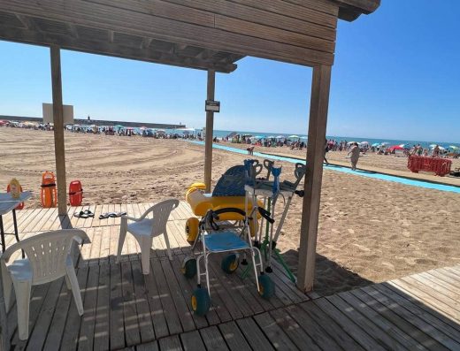 Imagen de la zona de sombra con silla amfibia.