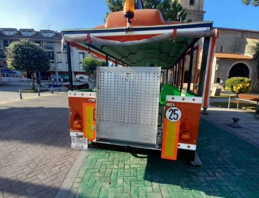 Imagen de la parte trasera del tren con rampa de acceso plegada.
