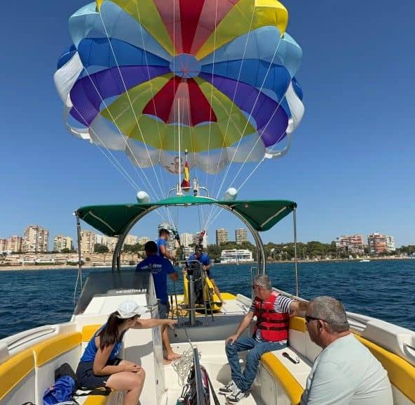 Imagen de la parte trasera de la barca con el paracaídas desplegado.