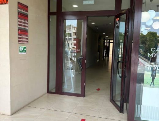 Imagen de puerta de acceso al local.